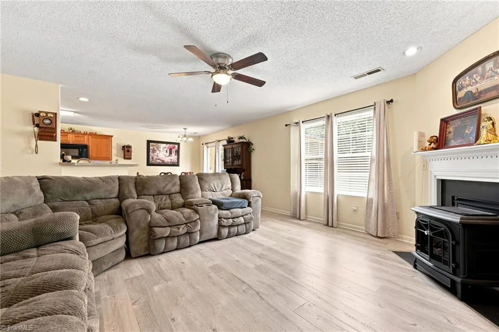 7027 Hill N Dale Drive Kernersville, NC 27284
