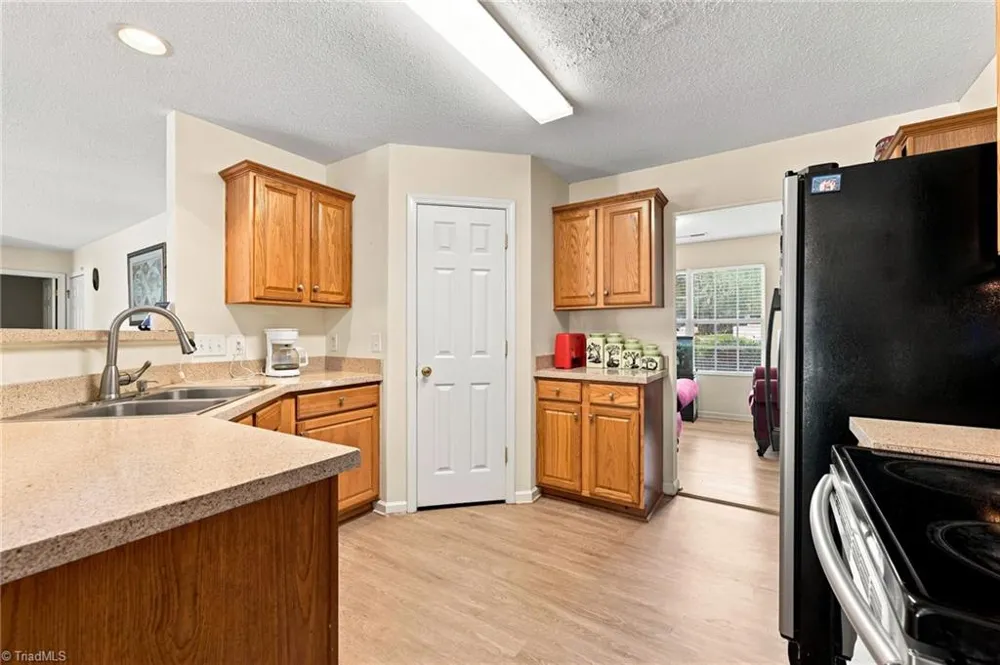 7027 Hill N Dale Drive Kernersville, NC 27284