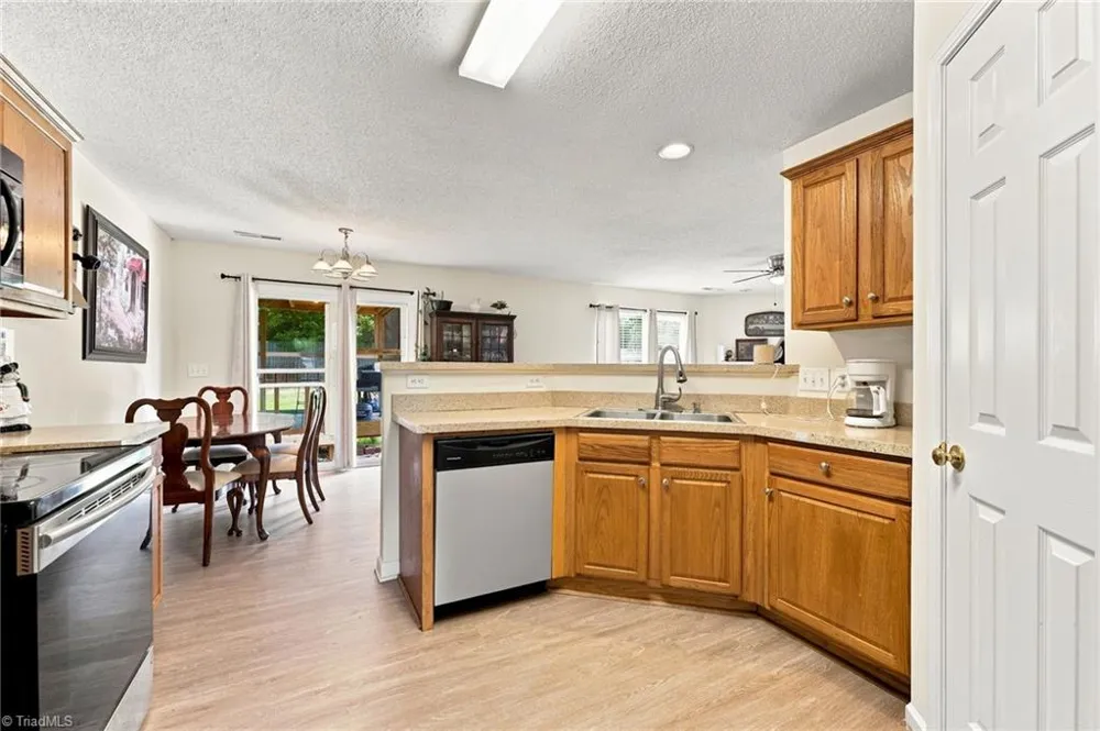 7027 Hill N Dale Drive Kernersville, NC 27284