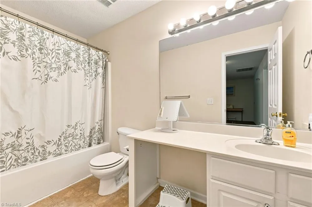 7027 Hill N Dale Drive Kernersville, NC 27284
