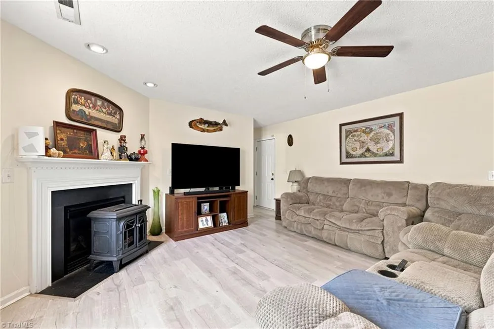 7027 Hill N Dale Drive Kernersville, NC 27284