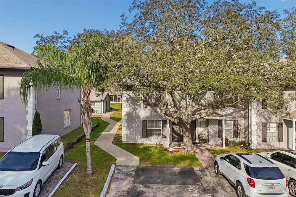 5182 SUNRIDGE PALMS DRIVE #5182 Tampa, FL 33617