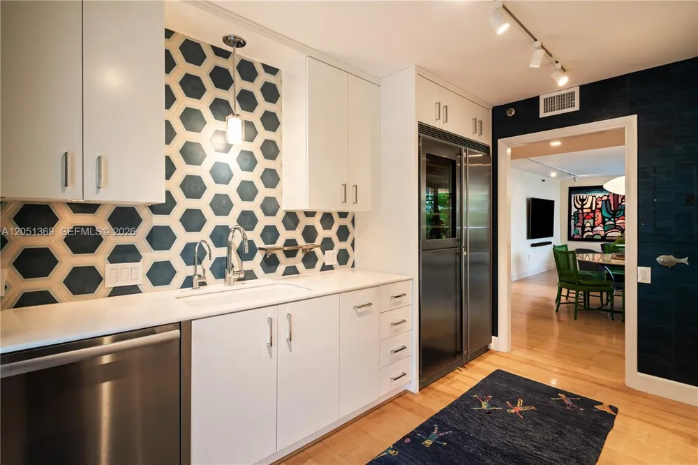 2575 S Bayshore Dr #5B Coconut Grove, FL 33133