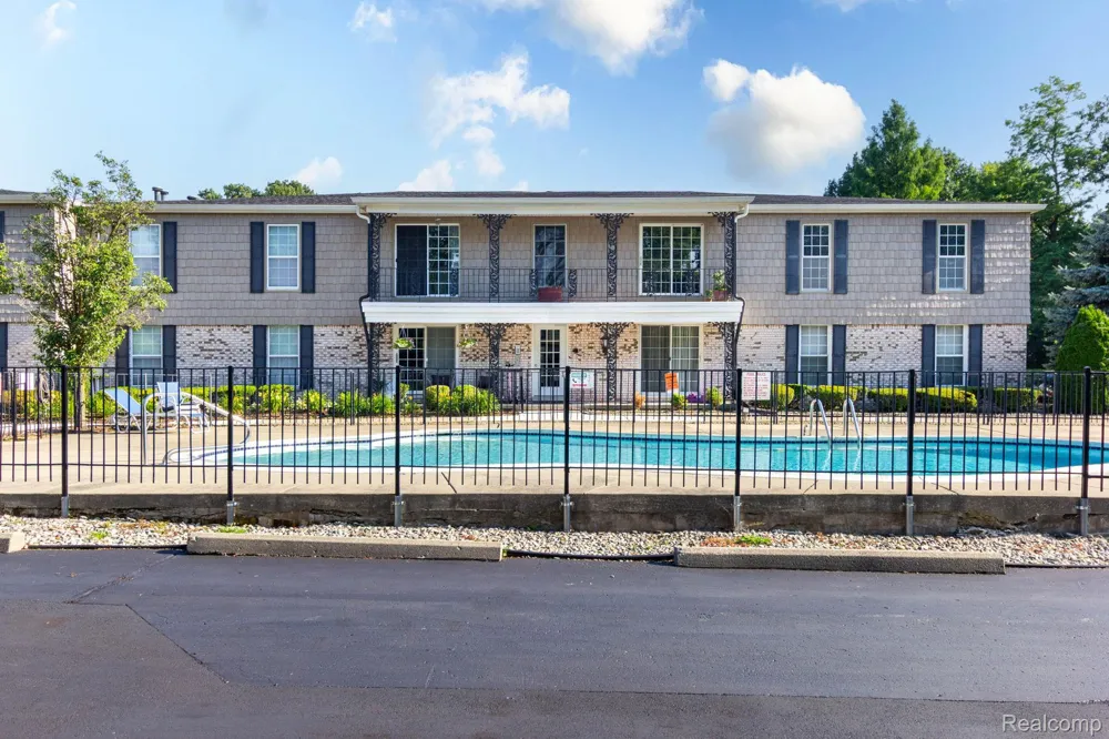 24360 East River Road #36 Grosse Ile Township, MI 48138