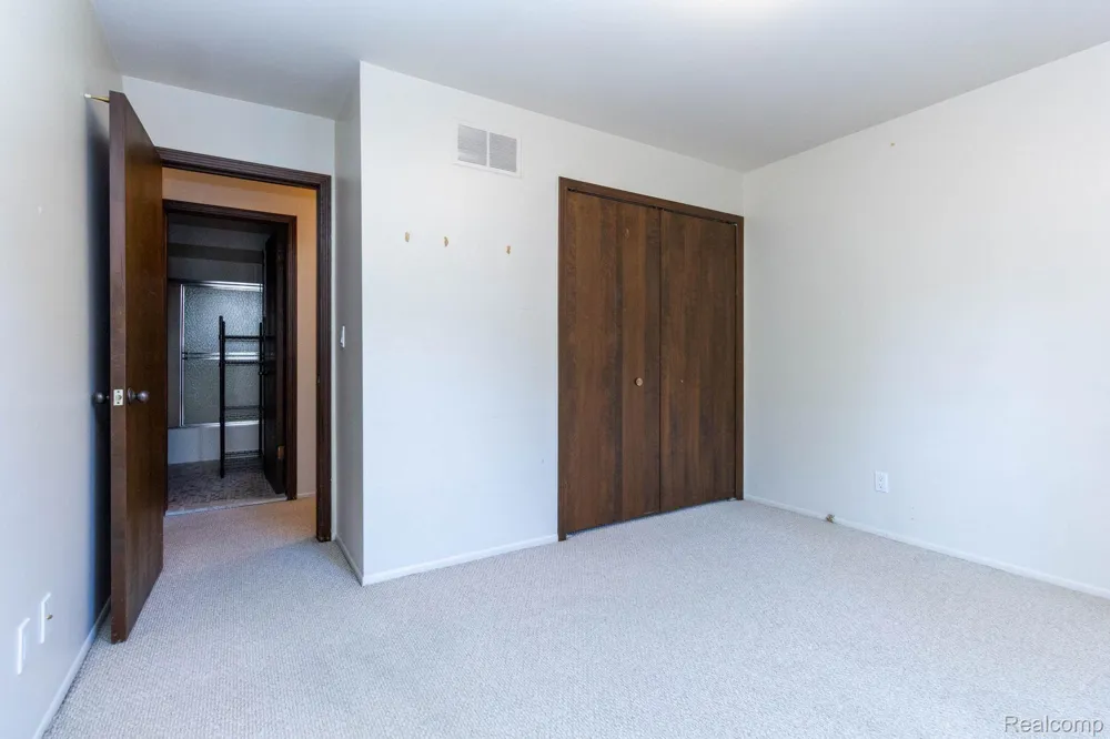 24360 East River Road #36 Grosse Ile Township, MI 48138