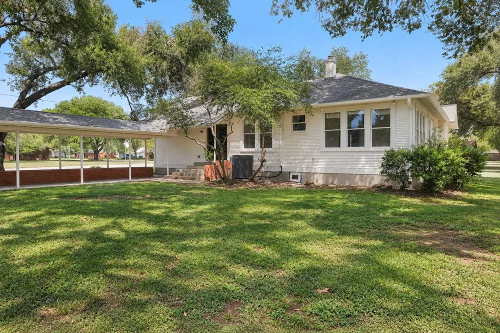 918 S Madison Street La Grange, TX 78945