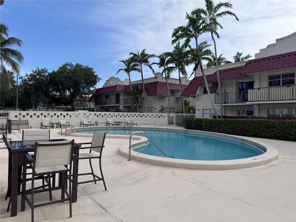 6705 Kendall Dr #301 Pinecrest, FL 33156