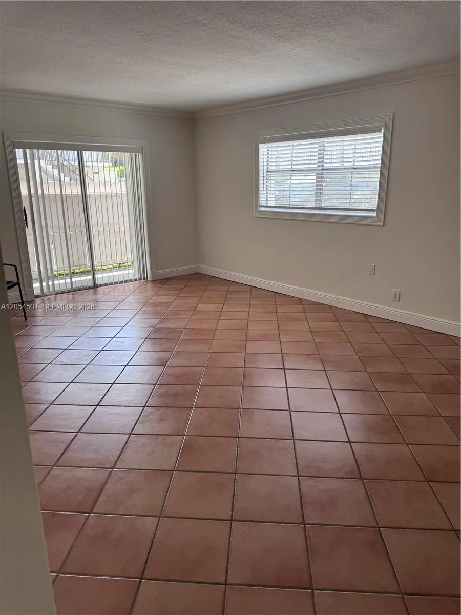 6705 Kendall Dr #301 Pinecrest, FL 33156