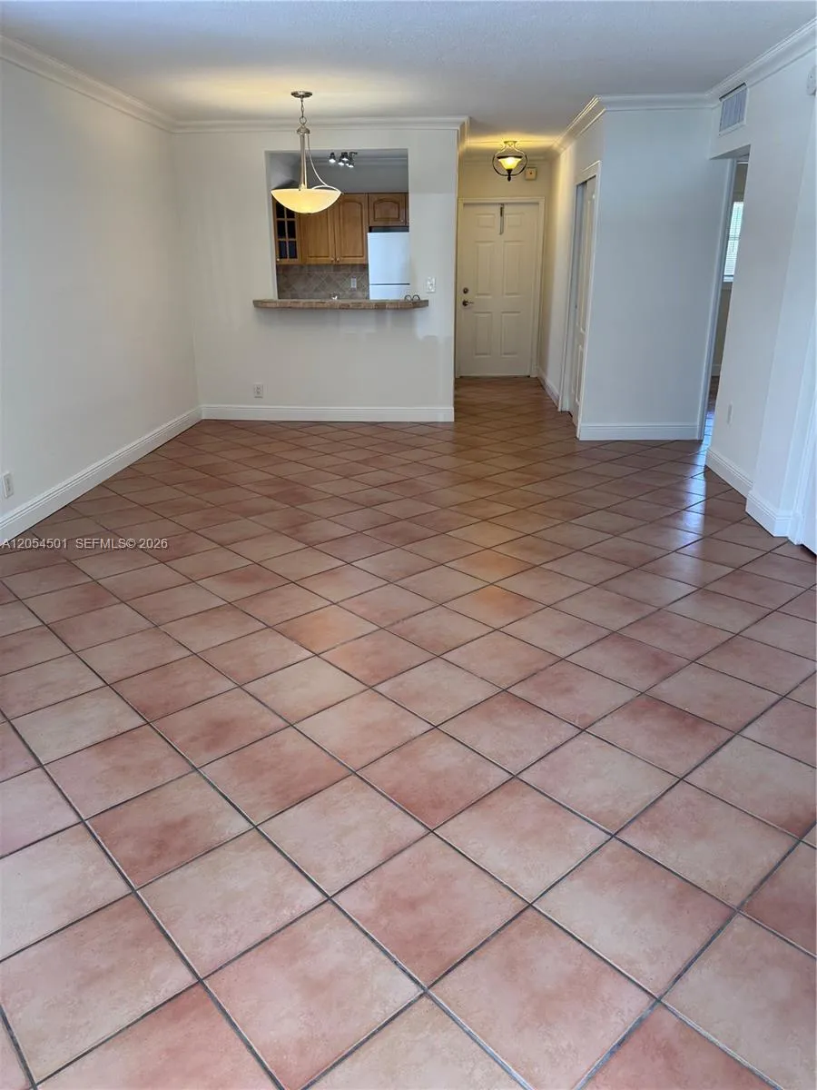 6705 Kendall Dr #301 Pinecrest, FL 33156