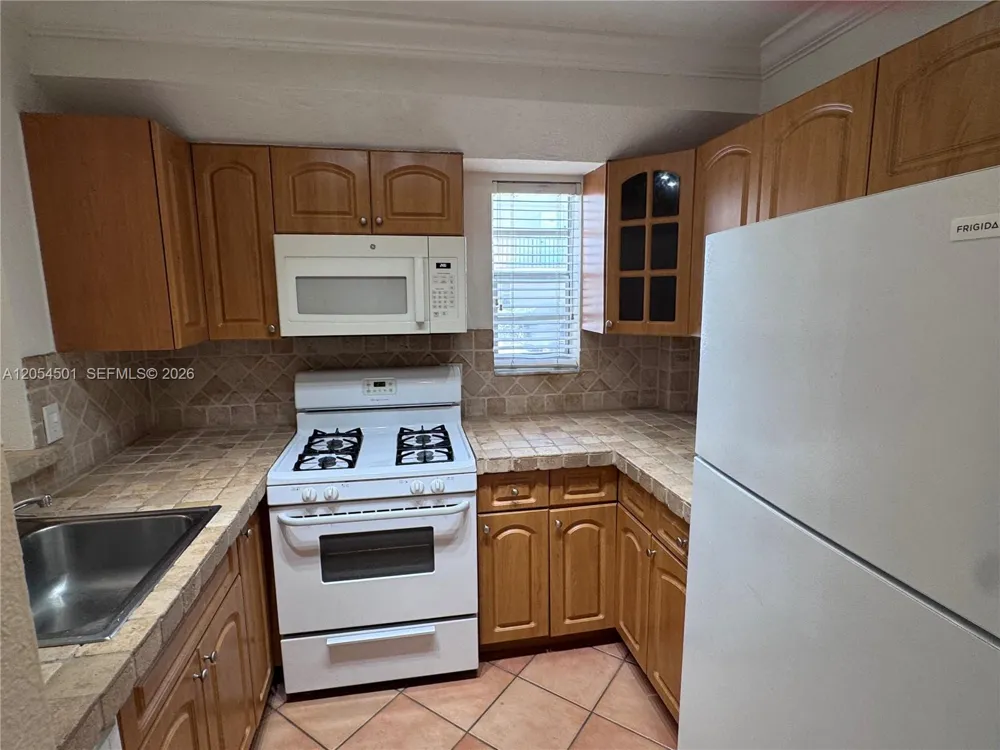 6705 Kendall Dr #301 Pinecrest, FL 33156