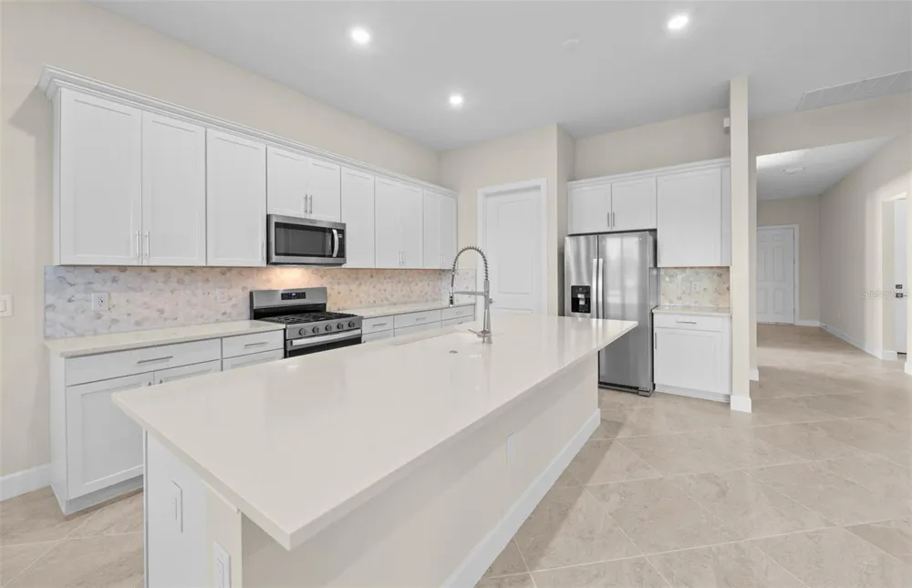 7621 FULHAM AVENUE Bradenton, FL 34210