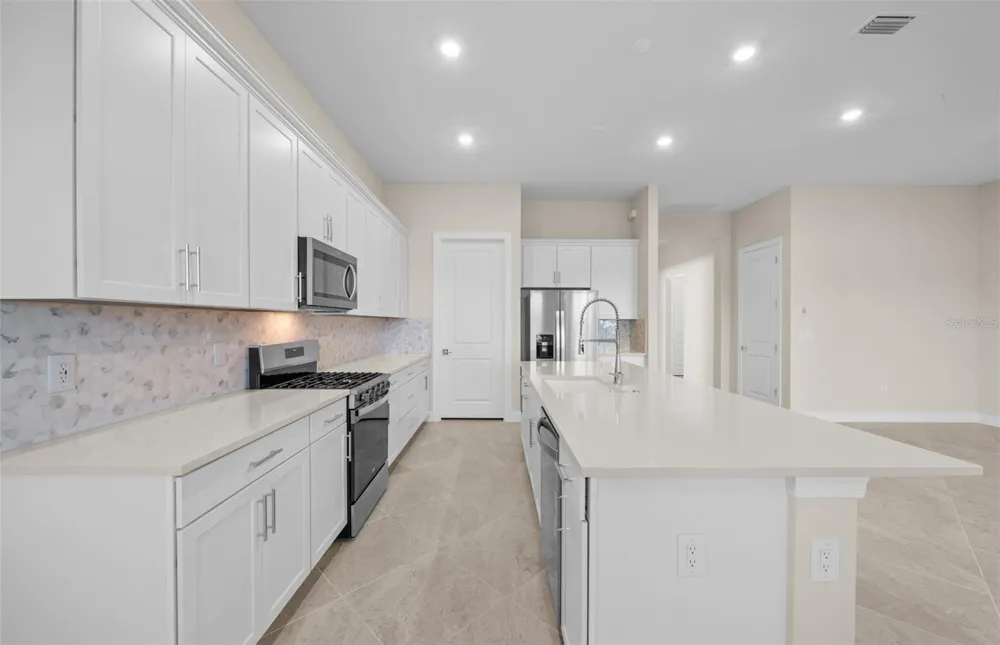 7621 FULHAM AVENUE Bradenton, FL 34210