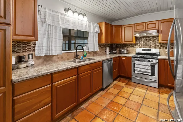 1535 W HOUSTON ST Beeville, TX 78102