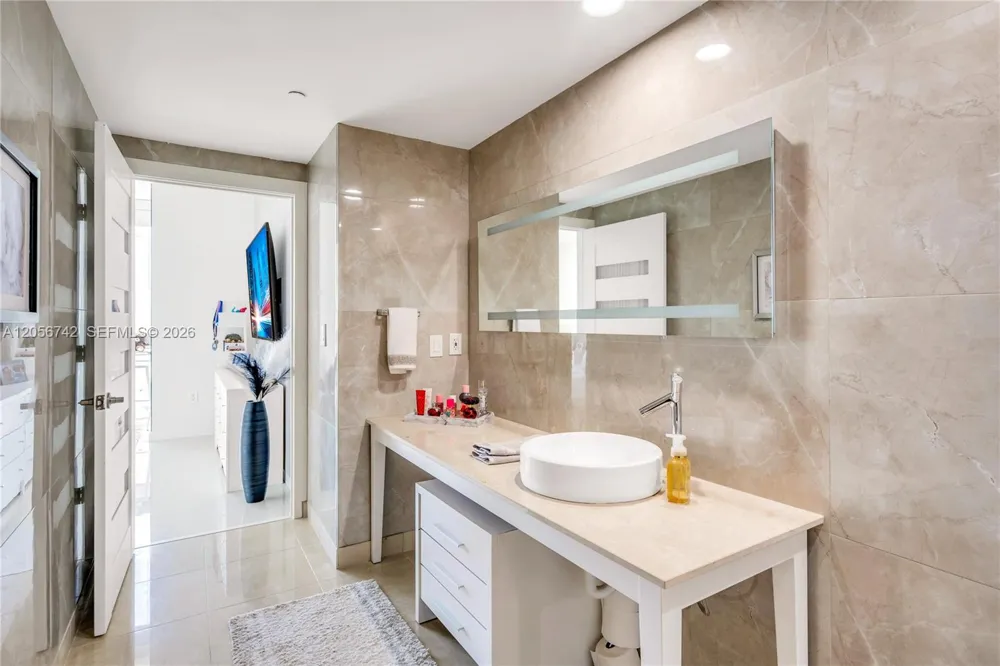 495 Brickell Ave #3702 Miami, FL 33131