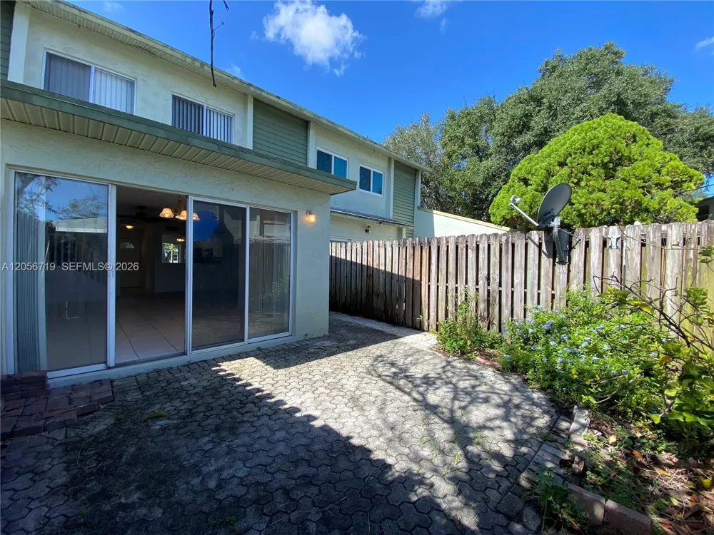 895 Crystal Lake Dr #103 Deerfield Beach, FL 33064