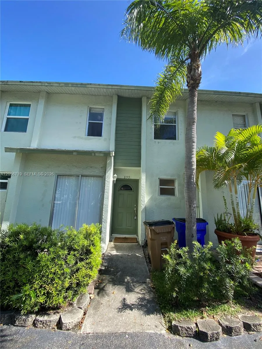 895 Crystal Lake Dr #103 Deerfield Beach, FL 33064
