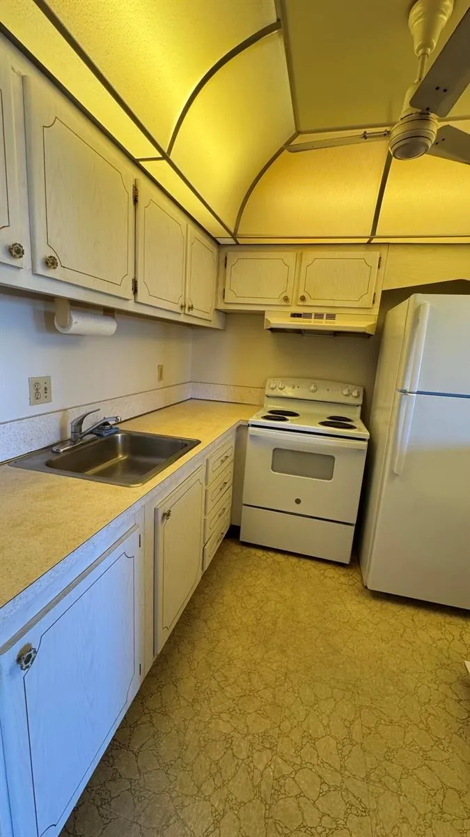 100 VILLAGE GREEN CIRCLE E #314 Palm Springs, FL 33461