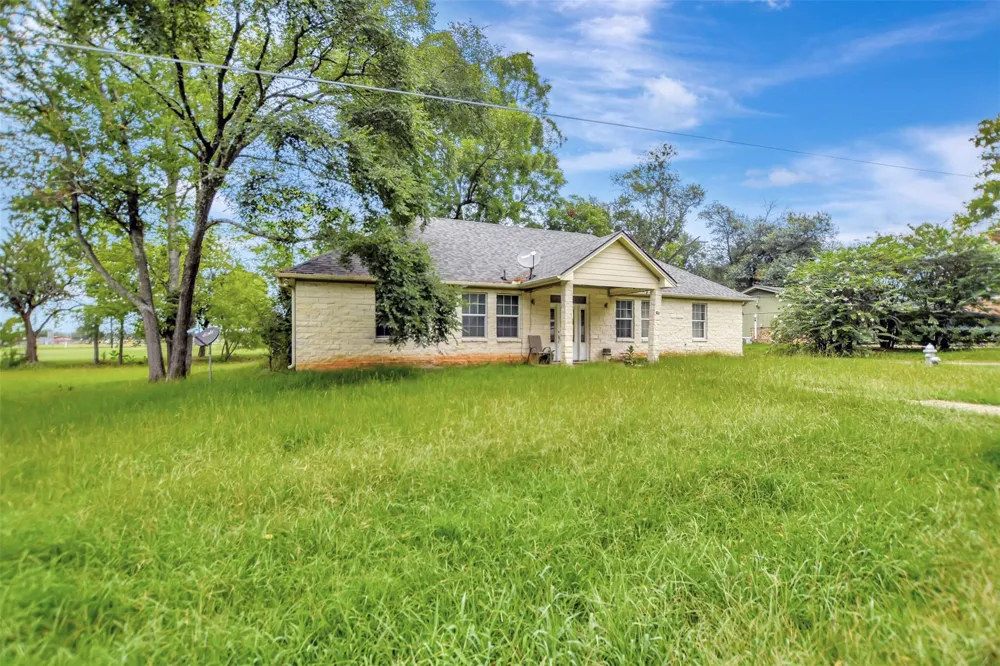306 Heath Avenue Madisonville, TX 77864