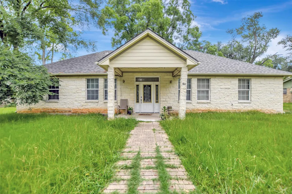 306 Heath Avenue Madisonville, TX 77864