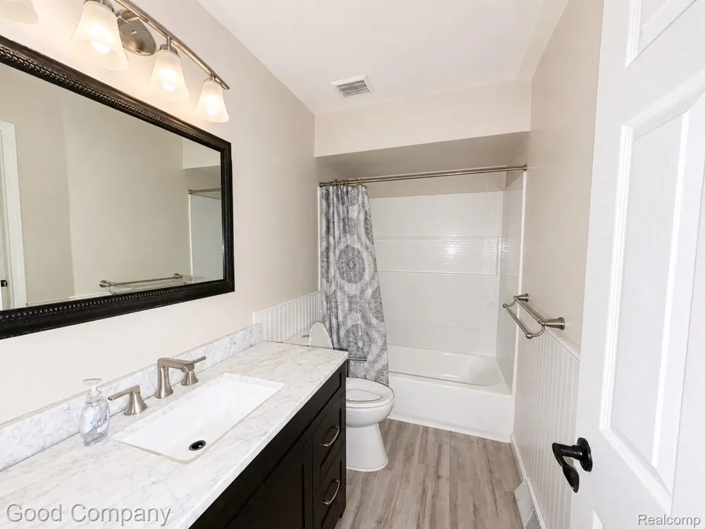 656 E Hudson Avenue Madison Heights City, MI 48071