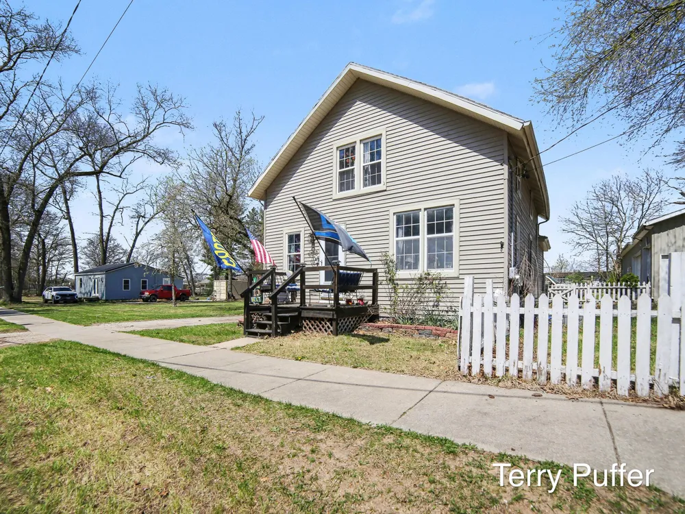 6488 3rd Street Holton, MI 49425