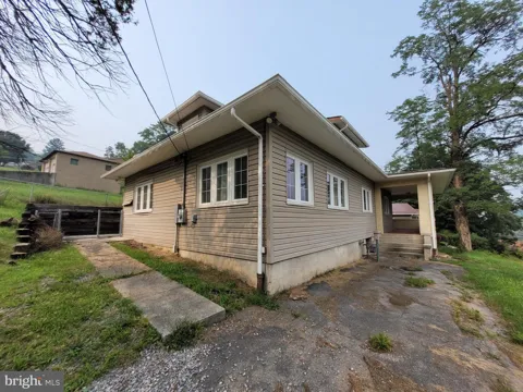 885 BRADDOCK ROAD