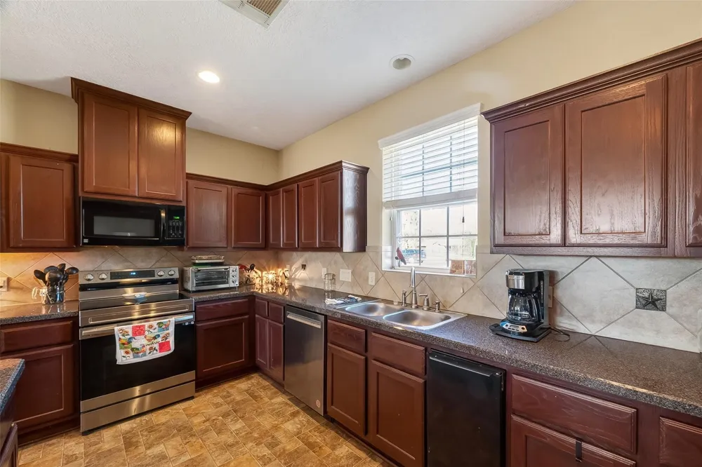 3418 Barbers Hill Road Highlands, TX 77562