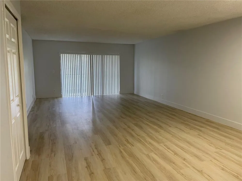 235 LAKEVIEW DRIVE #102 Weston, FL 33326