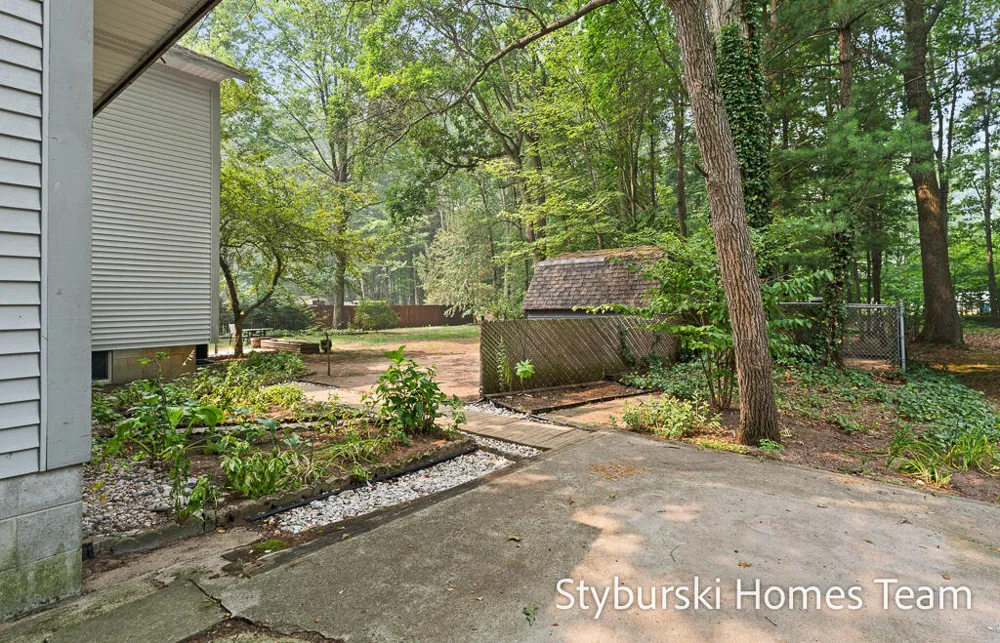19127 W Spring Lake Road Spring Lake, MI 49456