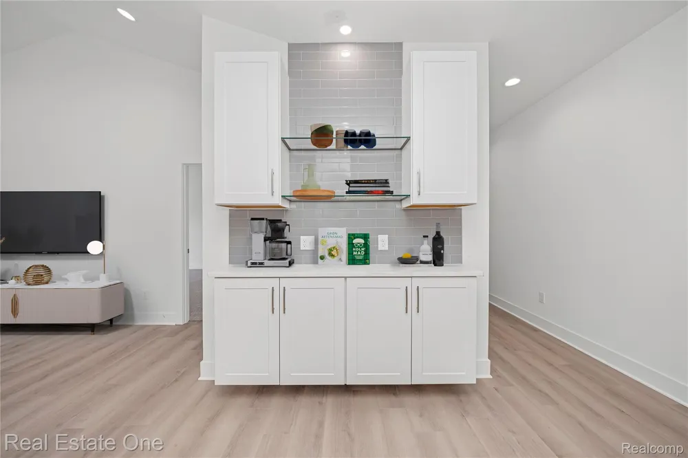 7453 Village Court Springfield Charter Township, MI 48350