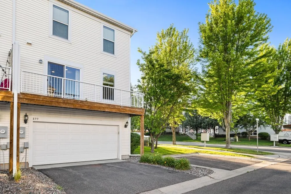 899 Ledgestone Drive Mahtomedi, MN 55115
