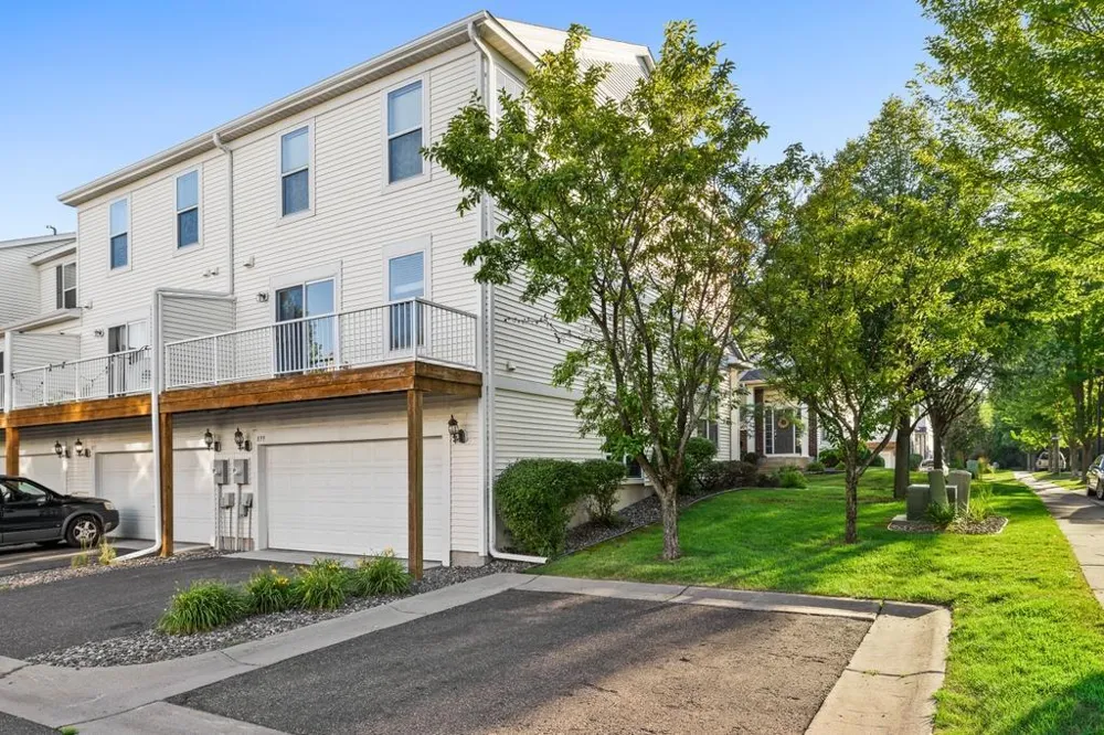 899 Ledgestone Drive Mahtomedi, MN 55115
