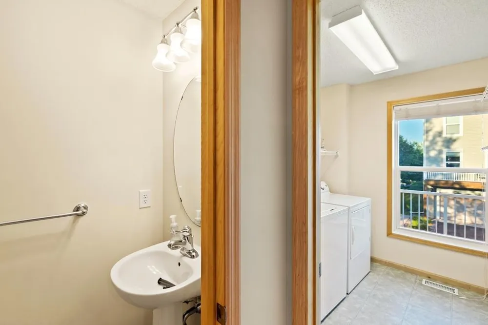 899 Ledgestone Drive Mahtomedi, MN 55115