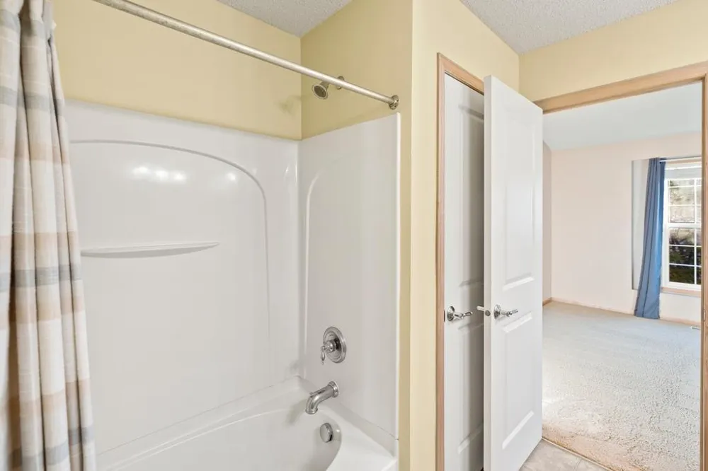 899 Ledgestone Drive Mahtomedi, MN 55115