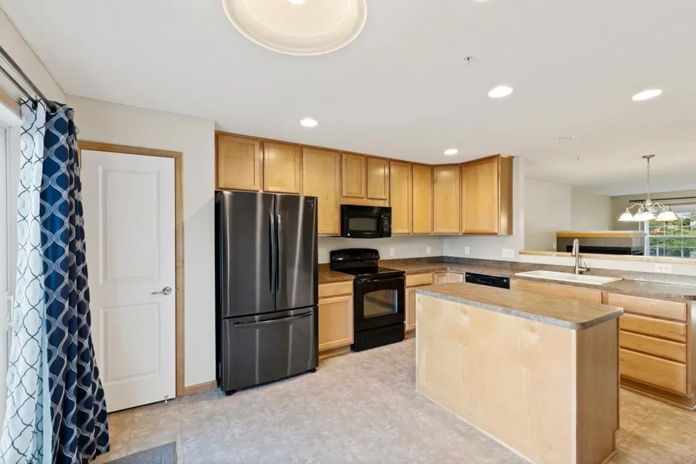 899 Ledgestone Drive Mahtomedi, MN 55115
