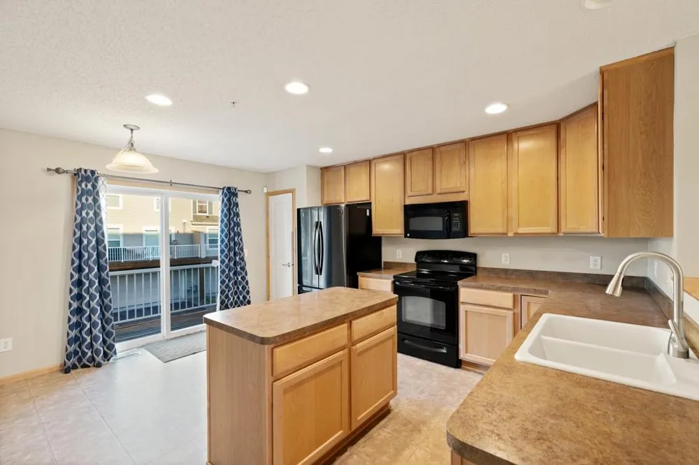 899 Ledgestone Drive Mahtomedi, MN 55115