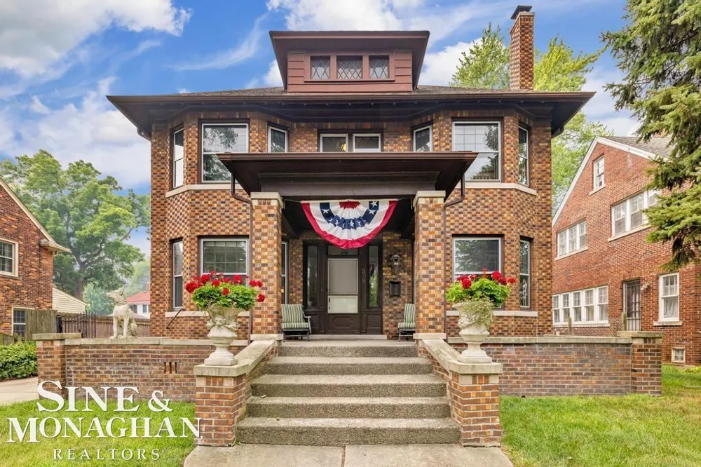 979 Lakepointe Street Grosse Pointe Park City, MI 48230