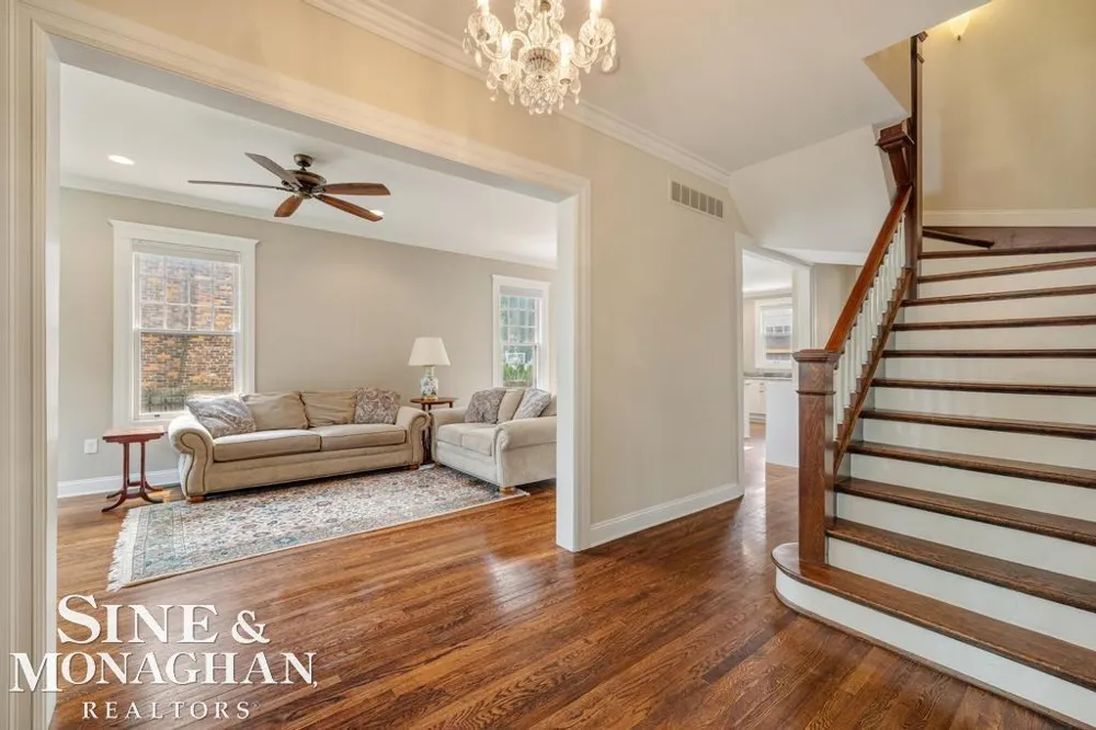 979 Lakepointe Street Grosse Pointe Park City, MI 48230