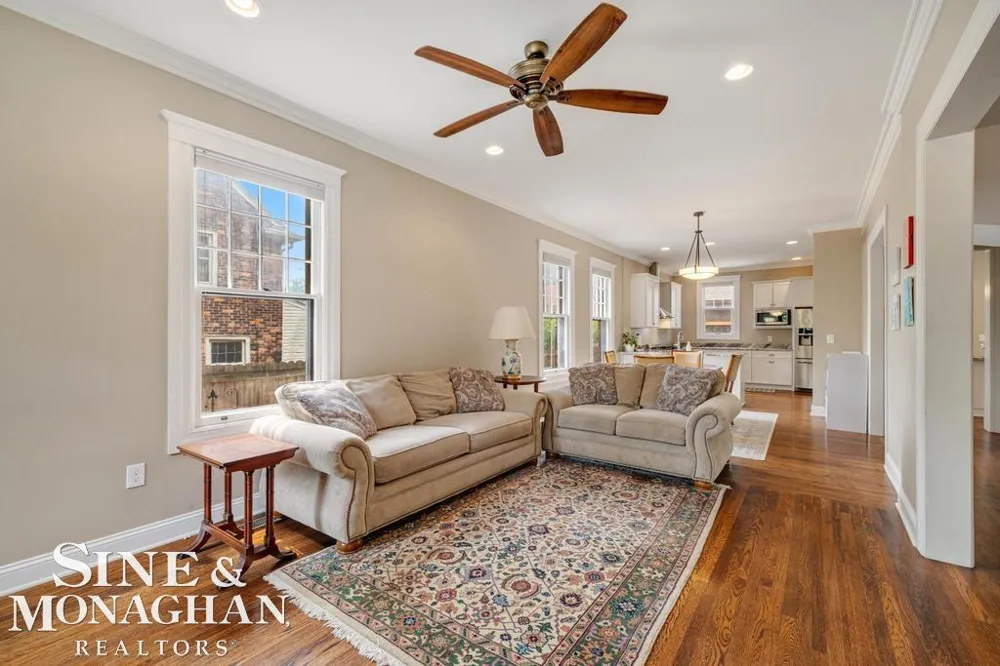 979 Lakepointe Street Grosse Pointe Park City, MI 48230