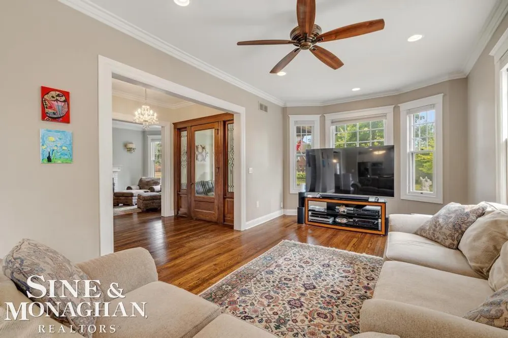 979 Lakepointe Street Grosse Pointe Park City, MI 48230