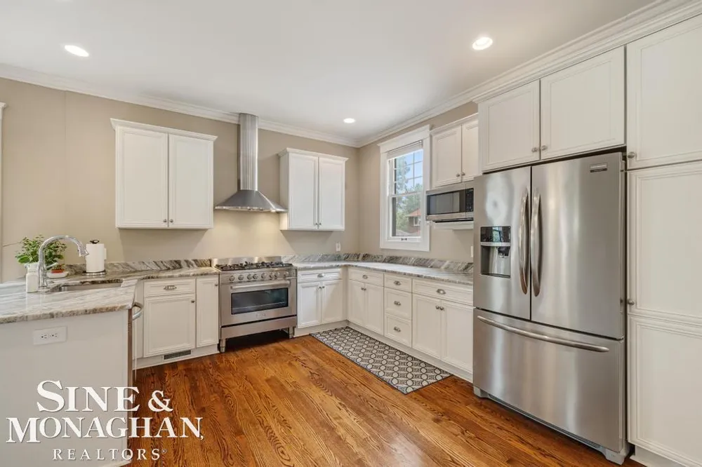 979 Lakepointe Street Grosse Pointe Park City, MI 48230