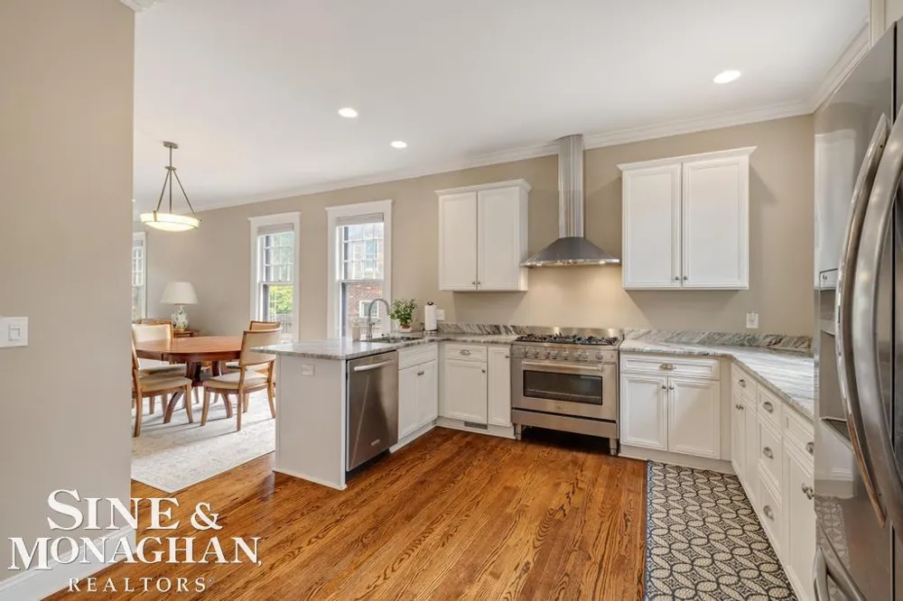 979 Lakepointe Street Grosse Pointe Park City, MI 48230