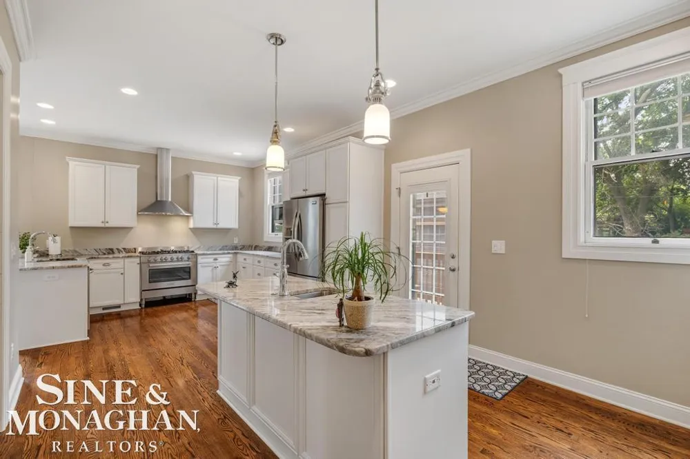 979 Lakepointe Street Grosse Pointe Park City, MI 48230