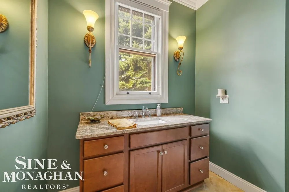 979 Lakepointe Street Grosse Pointe Park City, MI 48230