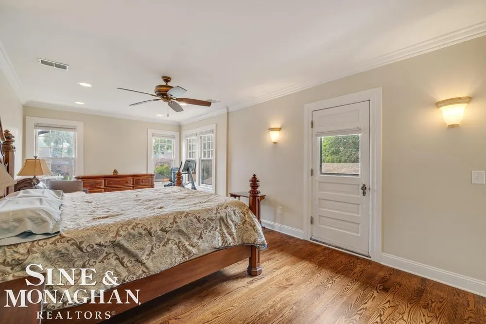 979 Lakepointe Street Grosse Pointe Park City, MI 48230