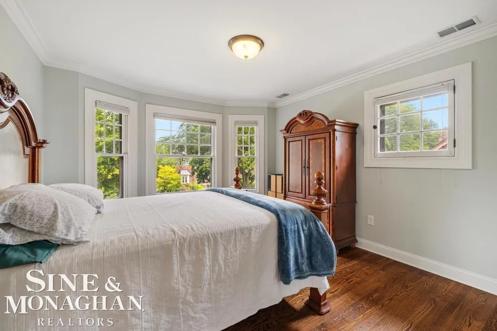 979 Lakepointe Street Grosse Pointe Park City, MI 48230