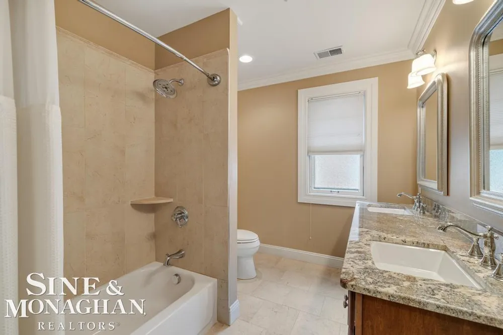 979 Lakepointe Street Grosse Pointe Park City, MI 48230