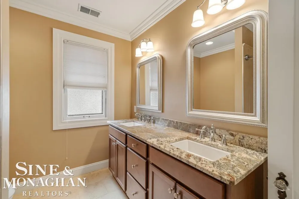 979 Lakepointe Street Grosse Pointe Park City, MI 48230