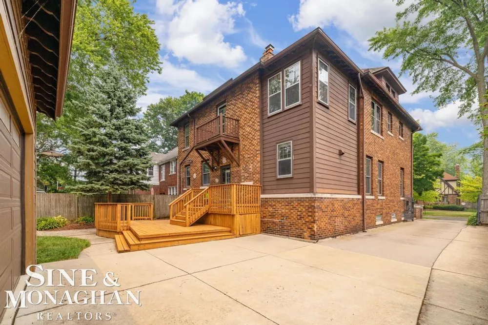 979 Lakepointe Street Grosse Pointe Park City, MI 48230