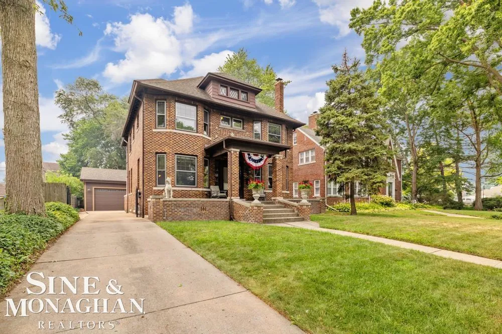 979 Lakepointe Street Grosse Pointe Park City, MI 48230